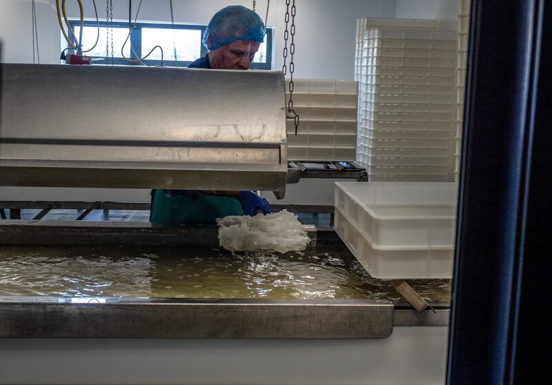 Meersalzproduktion bei „Halen Mon – Anglesey Sea Salt Company“ in Anglesey (Wales). – Bild: ORF/​Florian Gebauer