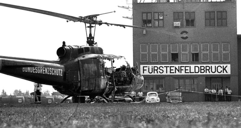Zerstörter Hubschrauber am Flughafen Fürstenfeldbruck am Tag nach dem Anschlag. – Bild: ORF/​Looks Film/​imago images/​Heinz Gebhardt