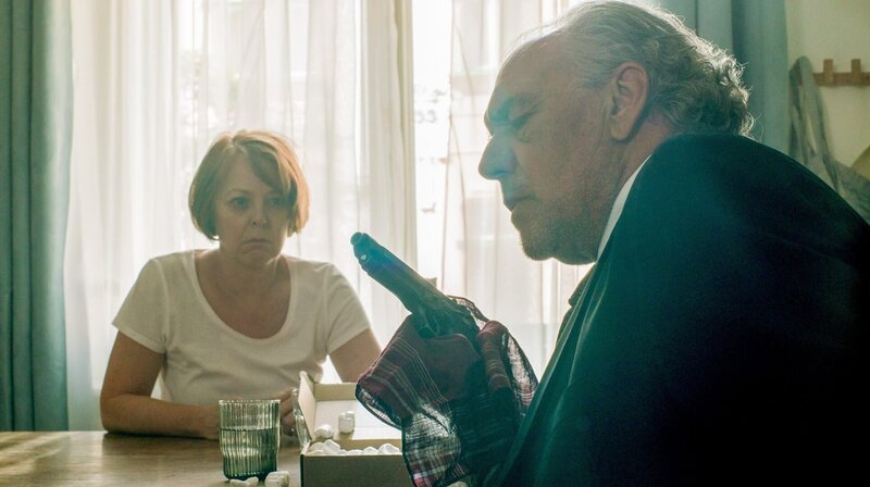 Borchert (Christian Kohlund, re.) muss von Regula (Susi Banzhaf, li.) die Wahrheit wissen. – Bild: ORF/​Degeto/​Roland Suso Richter