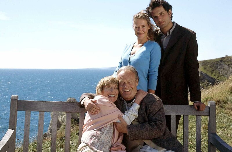 Williams Großeltern (Eva-Ingeborg Scholz, Karl Walter Diess) sind überglücklich, dass ihr Enkel (Simon Verhoeven) sich für Joanna (Alexandra Neldel) entschieden hat. – Bild: ORF (FS1/​FS2) /​ ORF2