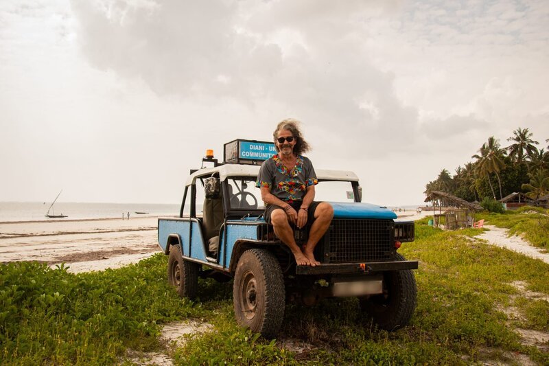 Press photo of Heino Dahmen sitting on his truck on the beach – Bild: SEBASTIAN ENZENBERG /​ DMAX – Germany