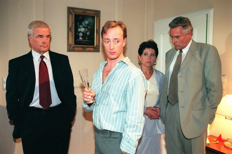 (v.li.): Frank Hoffmann (Leopold Neumann), Wilfried Hochholdinger (Dr. Grabowski), Marianne Nentwich (Dr. Eva Tillmann), Klaus Wildbolz (Wenzel Hofer). – Bild: ORF/​Hubert Mican