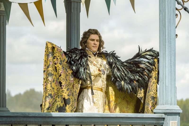 Das Pferderennen zwischen Sisi und Georg Basselet von La Rosée steht unmittelbar bevor. König Ludwig (Gustav Schmidt) eröffnet den Wettkampf mit einer Rede. – Bild: ORF/​Beta Film/​RTL/​Story House Pictures/​Armands Virbulis