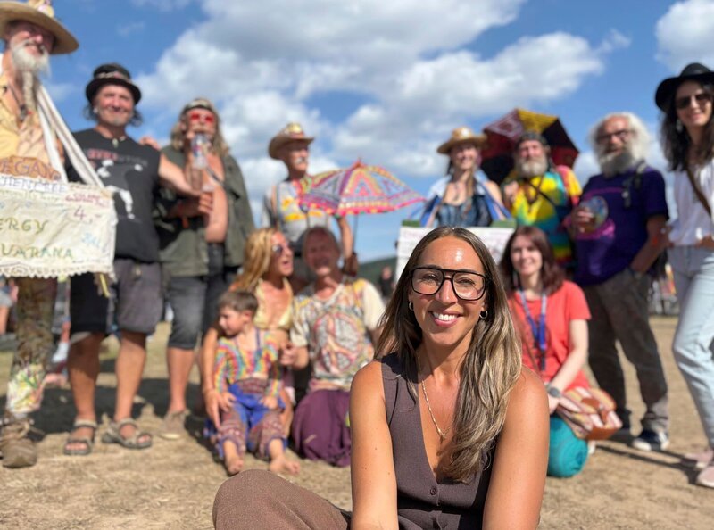 Isabel Kramer unter Hippies. – Bild: HR/​Anna Barkowski