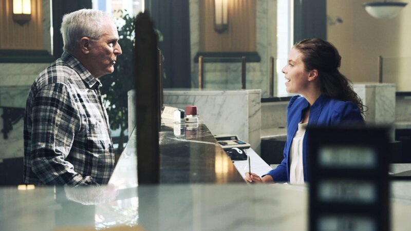 Ed speaks with bank teller. – Bild: Investigation Discovery