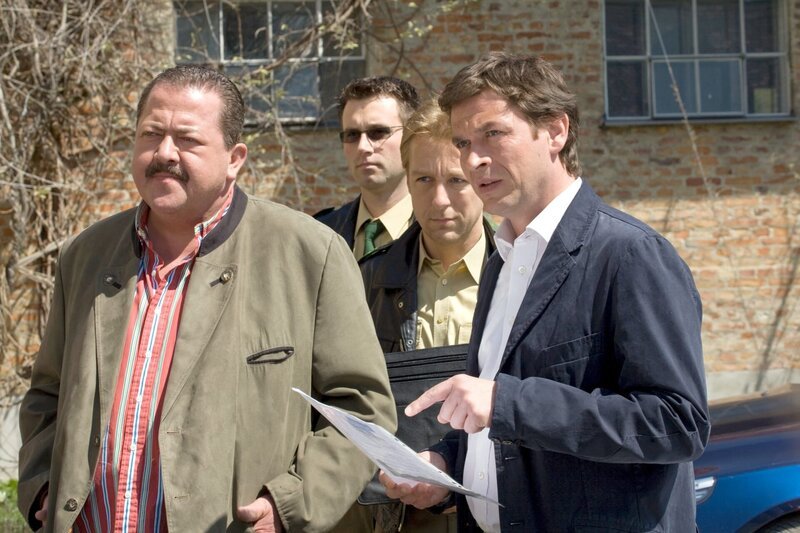 Korbinian Hofer (Joseph Hannesschläger, l.) Michael Mohr (Max Müller, 2.v.r.) und Christian Lind (Tom Mikulla, r.) haben eine heiße Spur, denn das gefundene Dokument fördert einiges zu Tage. – Bild: ORF/​ZDF/​Christian A. Rieger