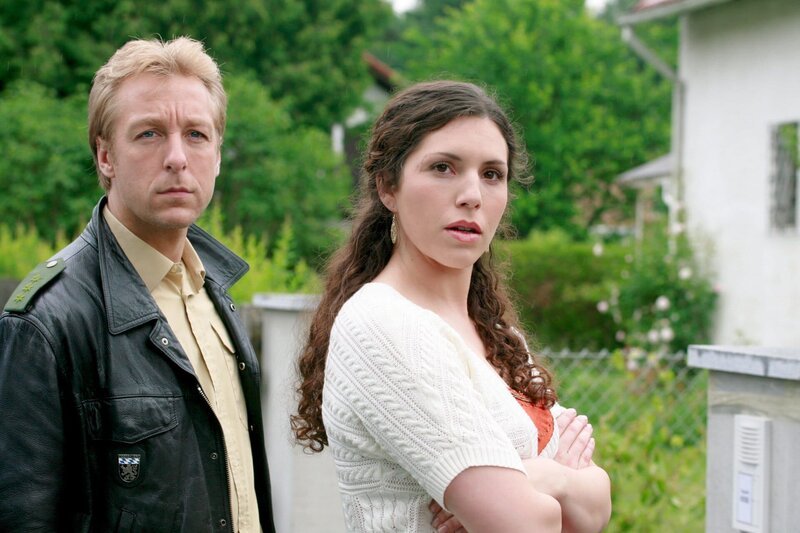 Michael Mohr (Max Müller) bringt Stefanie Soller (Eva-Maria Reichert) an den Tatort, aber sie leugnet so hartnäckig, schon einmal dort gewesen zu sein, dass man ihr fast glauben muss. – Bild: ORF 2