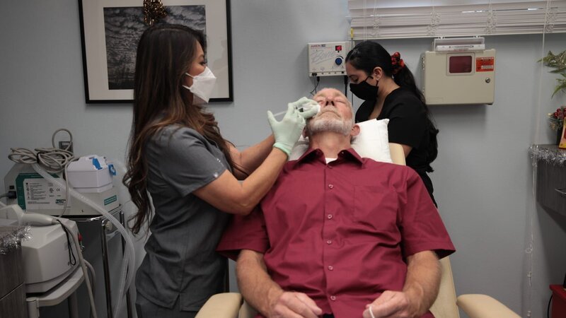 Dr. Lee injects numbing solution into Wesley Gretzinger eye growth. – Bild: Circle The Globe Productions /​ Photobank/​ Discovery Communications, LLC