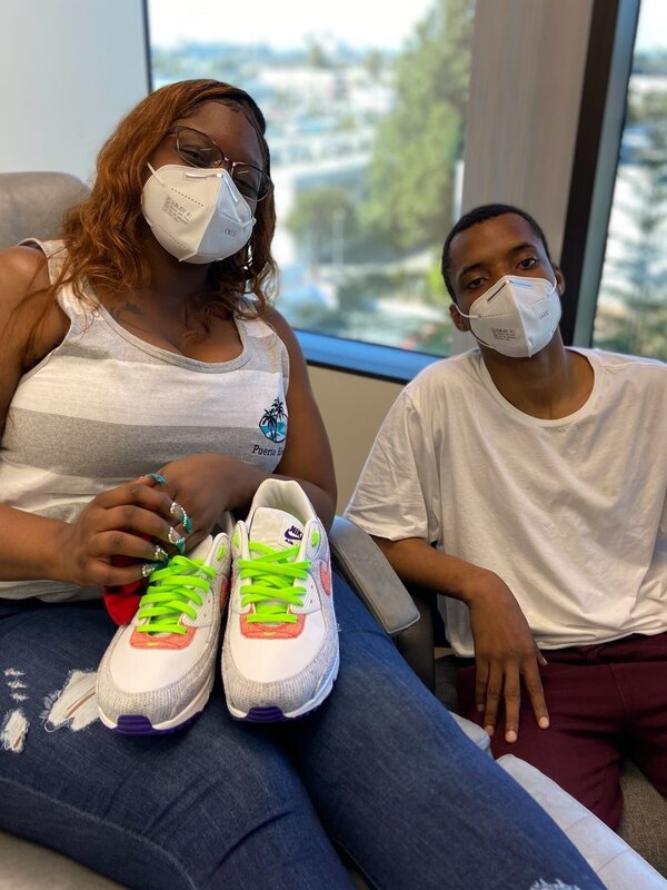 Aquila and Aron looking at camera in exam room – Bild: TLC /​ Photobank: 36746_ep129_018 /​ Discovery Communications, LLC