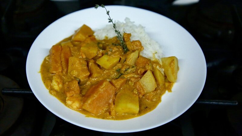 Zu Tisch Bordelais – Frankreich Kürbiscurry mit frischen Garnelen – Bild: SRF/​Berlin Producers Media/​Verena Mayer
