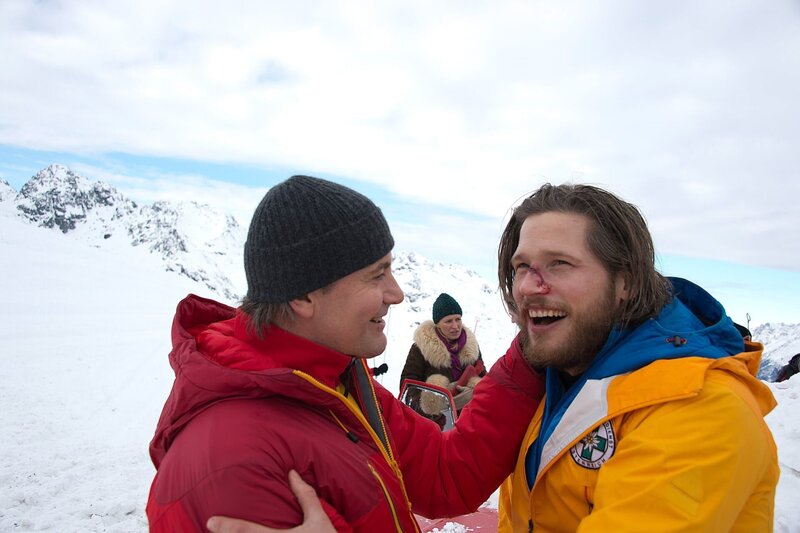 Aus der Lawine gerettet: Michi Dörfler (Robert Lohr, l.) freut sich, dass Markus (Sebastian Ströbel, r.) das Unglück überlebt hat. Im Hintergrund: Emilie Hofer (Stefanie von Poser). – Bild: ORF/​ZDF/​Thomas R. Schumann