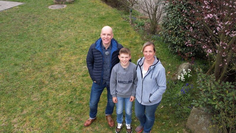 Der Hauptgarten von Familie Rickert liegt nicht hinter dem Haus, sondern davor, direkt an einer Straße. Der Familie fehlt die Privatsphäre, zumal sie sich nichts sehnlicher wünschen als einen Whirlpool. Die Gartenprofis Nicole Johag und Frank Riese wissen Rat und erstellen zwei Konzepte, die die Familie begeistern. – Bild: ZDF