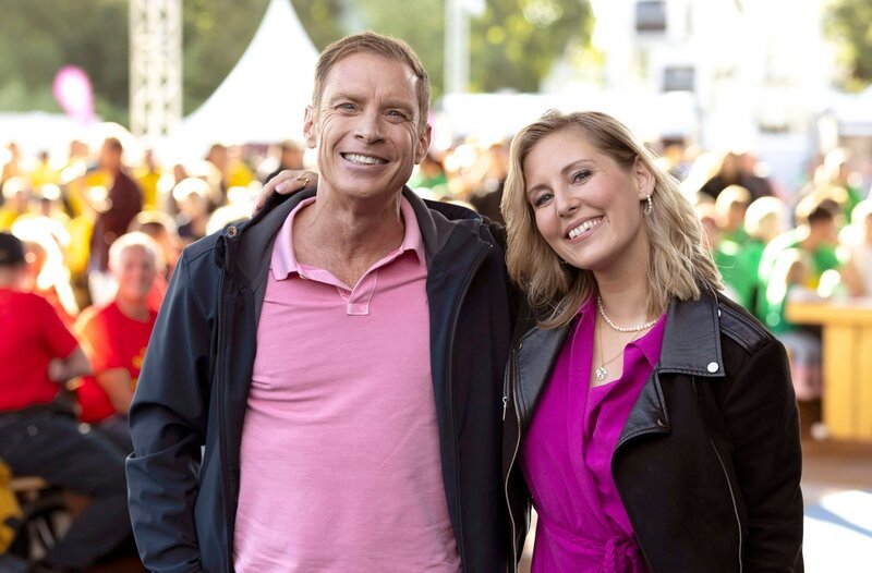 "Das dollste Dorf – das Finale 2024" – auch 2025 moderieren Kate Menzyk und Jens Kölker das Finale. – Bild: HR/Naumann Fotografie "Das dollste Dorf – das Finale 2024" – auch 2025 moderieren Kate Menzyk und Jens Kölker das Finale. – Bild: HR/Naumann Fotografie