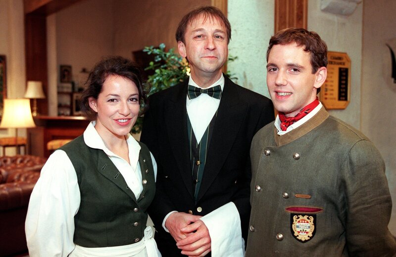 „Schlosshotel Orth“, „Bittere Wahrheit.“ Wenzel und Eva verbringen ein Wochenende bei Georg und Andrea. Wenzel ist sich seiner Gefühle zu Eva nicht mehr sicher. Da ereilt Wenzel ein Anruf von Suanne Neumann: Vinzenz hat heimlich einen Vertrag mit dem Billig-Anbieter Easy Travel abgeschlossen. Wenzel fährt sofort ins Hotel und lässt eine gekränkte Eva zurück. Er nötigt Vinzenz den Vertrag rückgängig zu machen und feiert das mit Susanne. Aber aus einem harmlosen Dinner wird bald mehr. Zu Gast im Hotel sind Robert und Erika Maendel, um den Geburtstag von Roberts Mutter zu feiern. Das hoffnungslos zerstrittene Paar spielt Frau Maendel das große Glück vor, weil Robert sich davon eine größere Erbschaft verspricht. Aber die alte Frau Maendel ist nicht von gestern. Im Bild (v.li.): Julia Cencig (Lisa), Karl Menrad (Albert Novak), Andreas Ban (Lukas Stritzel). – Bild: ORF