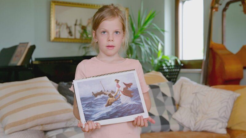 Tochter der Familie Egger mit Bild von Jesus, der Mann aus Fluten rettet. – Bild: ORF/​Sternblende