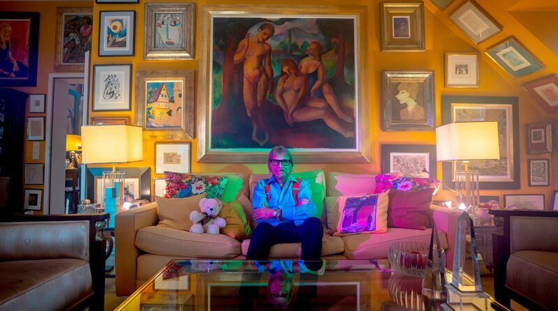 Frank Brabant – Kriegsgeflüchteter, Nachtklubgründer, Kunstsammler und Mäzen in Wiesbaden. Rund 700 Kunstwerke hängen überall in seiner Wohnung verteilt, dicht an dicht, an den Dachschrägen und selbst über der Badewanne. – Bild: HR
