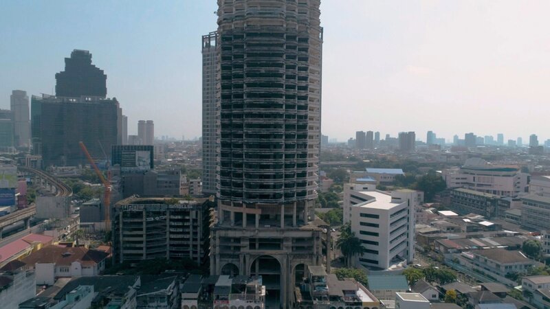 Betreten auf eigene Gefahr: Der als verflucht geltende, verfallene Wolkenkratzer von Bangkok ist heute ein Ort abergläubischer Schauergeschichten. – Bild: WELT