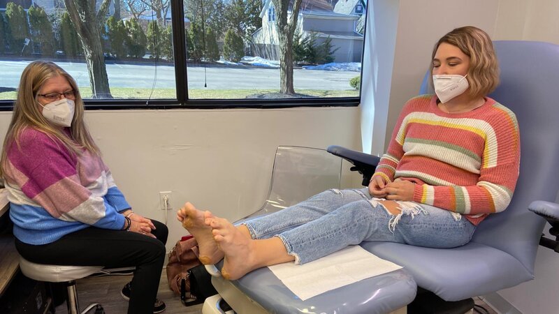 Rebecca Rhodes in Exam room with Mom – Bild: Discovery Communications, LLC