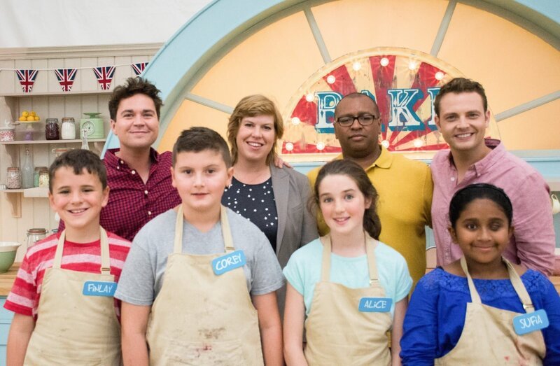 (v.li.): Finlay, Sam Nixon, Corey, Allegra McEvedy, Alice, Graham Hornigold, Mark Rhodes und Sufia. – Bild: ORF/​BBC/​Love Productions