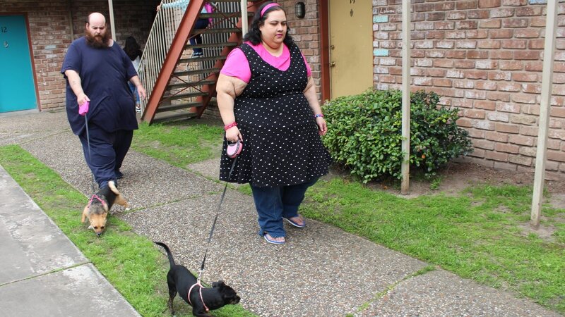 Allen and Vianey walking their dogs – Bild: Discovery Communications, LLC