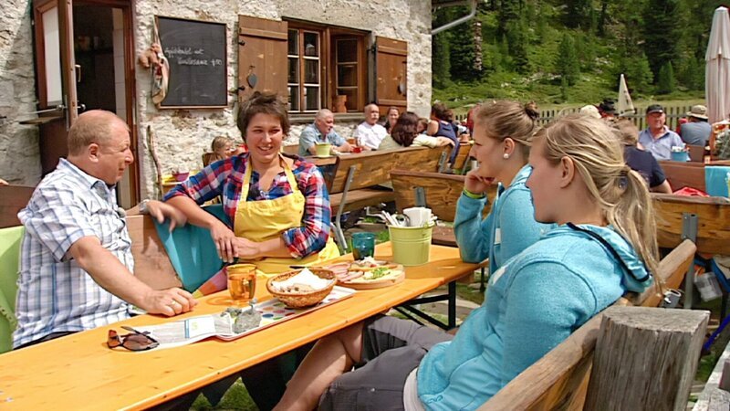 Harry Prünster auf der Verpeilhütte mit Agnes Gram. – Bild: ORF