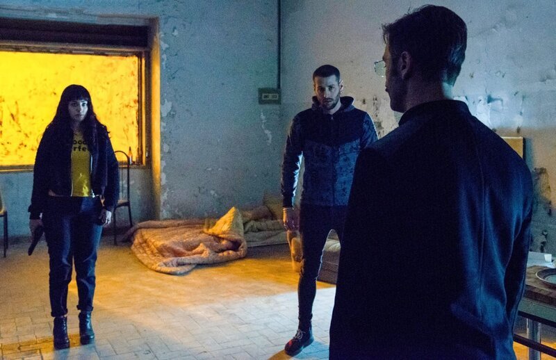 Elia Capaccio bedroht Enzos Freundin Maria (v.li: Gina Amarante, Livio Cori, Andrea Di Maria). – Bild: ORF/​Beta Film/​Serena Petricelli