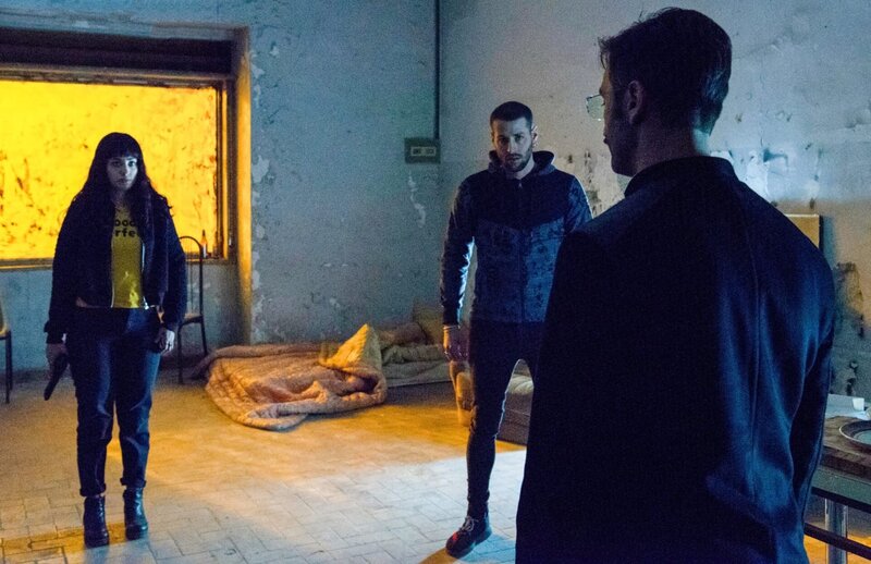 Elia Capaccio bedroht Enzos Freundin Maria (v.li: Gina Amarante, Livio Cori, Andrea Di Maria). – Bild: ORF/​Beta Film/​Serena Petricelli