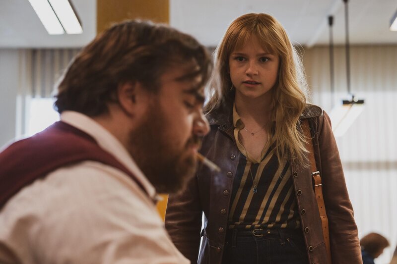 Im Großraumbüro des STERN. Elisabeth Stöckel (Sinje Irslinger) streitet mit dem Journalisten Theo Kalg (Tristan Seith). – Bild: RTL /​ Wolfgang Ennenbach