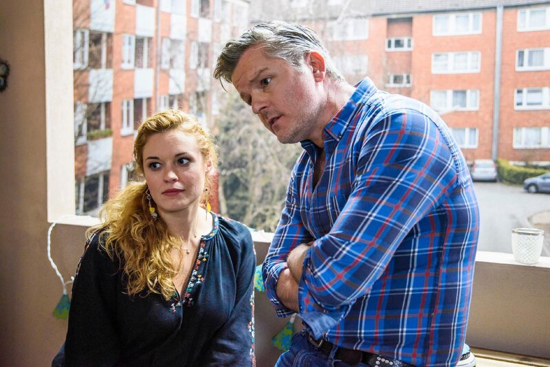 Ingo (André Dietz) genießt Steffis (Madeleine Krakor) Nähe. – Bild: RTL /​ Julia Feldhagen