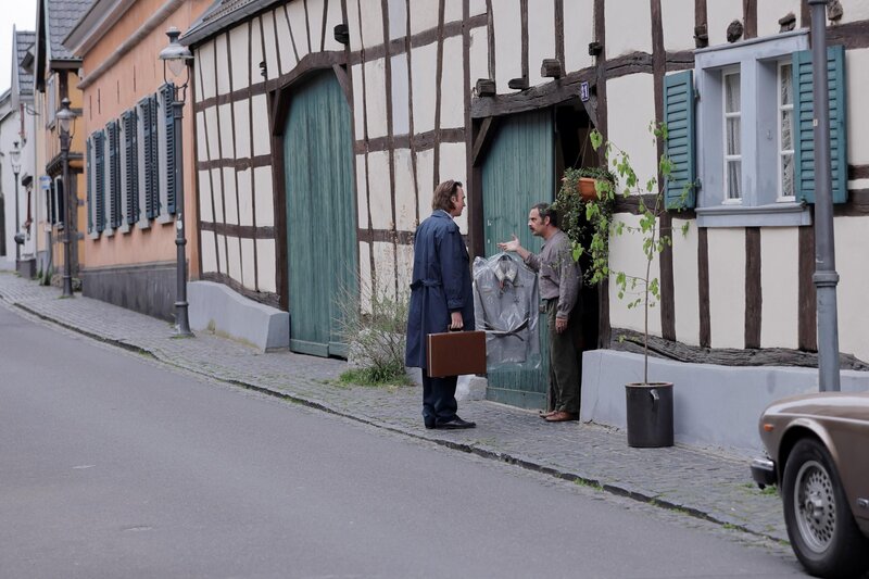 Konrad Kujau (Moritz Bleibtreu, r.), Gerd Heidemann (Lars Eidinger) – Bild: RTL /​ Tom Trambow