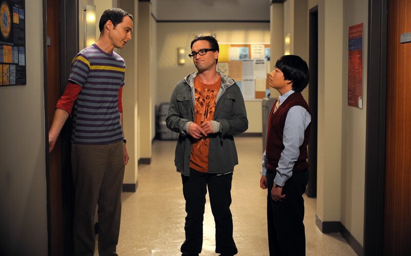 (v.l.n.r.) Sheldon Cooper (Jim Parsons); Leonard Hofstadter (Johnny Galecki); Dennis Kim (Austin Lee) – Bild: © Warner Bros. Television