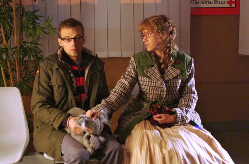 Lisa (Alexandra Neldel, r.) steht Jürgen (Oliver Bokern, l.), der im Krankenhaus auf Nachricht über Sabrinas Zustand wartet, bei. (Dieses Foto von Alexandra Neldel darf nur in Zusammenhang mit der Berichterstattung über die Serie „Verliebt in Berlin“ veröffentlicht und verbreitet werden.) – Bild: SAT.1 /​ Monika Schürle