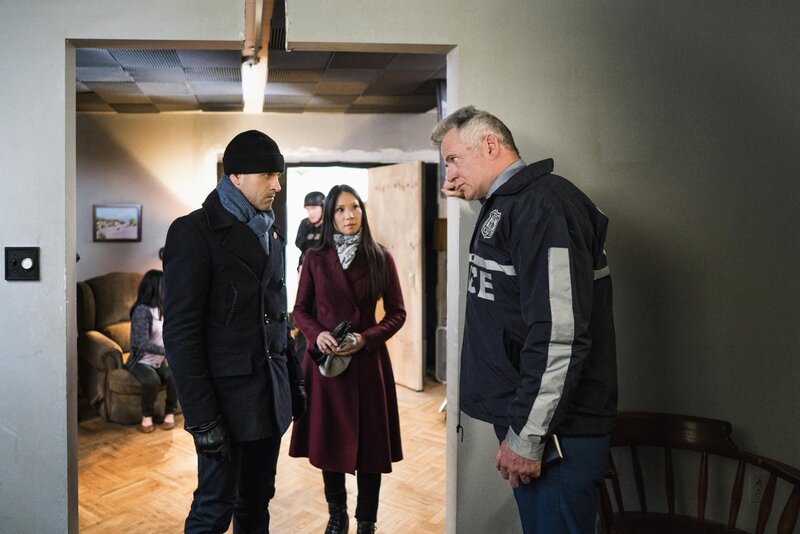 Kein leichter Fall für Holmes (Jonny Lee Miller, l.), Watson (Lucy Liu, M.) und Captain Gregson (Aidan Quinn, r.): Sie müssen nicht nur eine jahrelang gefangen gehaltene Frau finden, sondern auch ihren Peiniger endlich zur Rechenschaft ziehen, bevor der seinen drastischen Plan in die Tat umsetzen kann … – Bild: CBS Broadcasting, Inc. /​ Michael Parmelee