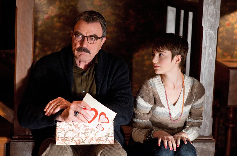 Nicky (Sami Gayle, r.) hofft auf Franks (Tom Selleck, l.) Rat in Sachen „Liebe“. – Bild: CBS Broadcasting Inc.