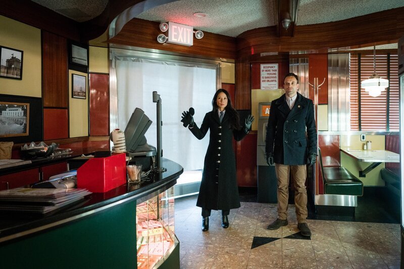 Joan (Lucy Liu, l.) und Sherlock (Jonny Lee Miller, r.) werden Opfer eines Geiselnehmers, der von ihnen verlangt, den für den Tod seines Sohnes Verantwortlichen binnen 16 Stunden zu finden – andernfalls werden die unschuldigen Geiseln sterben … – Bild: CBS Broadcasting, Inc. /​ Michael Parmelee