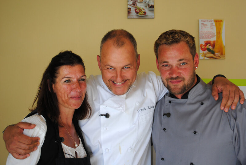 Stan (r.) und Manuela (l.) hoffen, dass Sternekoch Frank Rosin (M.) ihnen helfen kann, denn ihr „Bistro M“ steht kurz vor dem Aus … – Bild: Kabel Eins