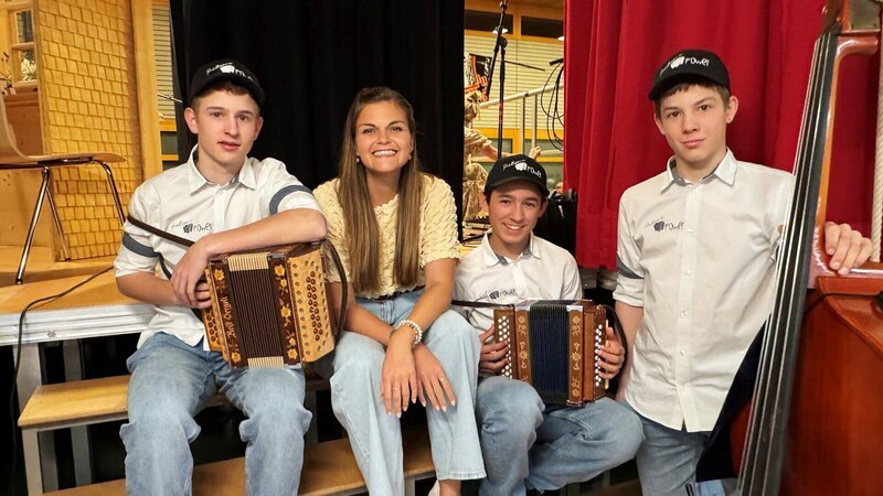 Generation Volksmusik Die Sieger des Folklorenachwuchs Wettbewerbes 2024 Prättigauer Power: Die Sieger in der Sparte Instrumental vom Folklorenachwuchswettbewerb 2024. V.l.n.r.: Am Schwyzerörgeli Lukas Joos, Moderatorin Angela Haas, am Schwyzerörgeli Laurin Aebli und am Kontrabass Philip Joos. – Bild: SRF/​Angela Haas