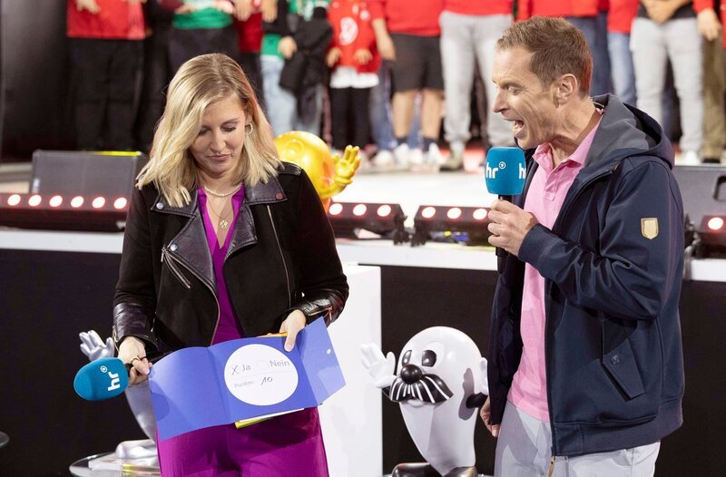 "Das dollste Dorf – das Finale 2024" – auch 2025 moderieren Kate Menzyk und Jens Kölker das Finale. – Bild: HR/Naumann Fotografie "Das dollste Dorf – das Finale 2024" – auch 2025 moderieren Kate Menzyk und Jens Kölker das Finale. – Bild: HR/Naumann Fotografie