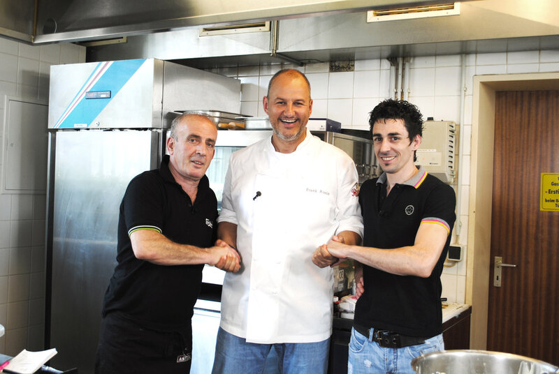 Griechenland-Krise in Norddeutschland: Vassilios (l.), Frank Rosin (M.) und Alexios (r.) … – Bild: Kabel Eins