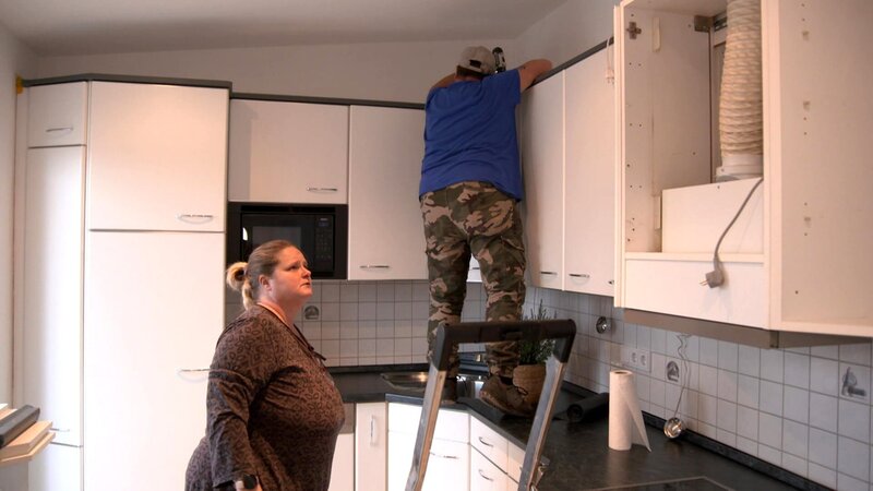 Der Abbau ihrer neuen Küche bringt Tanja und Willy an ihre Grenzen. – Bild: RTLZWEI