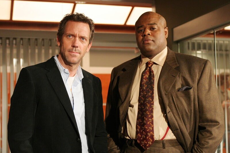 Dr. House (Hugh Laurie, l.) wird von Vogler (Chi McBride) dazu gedrängt, harte Entscheidungen bei seinem Ärzteteam zu treffen. – Bild: SUPER RTL