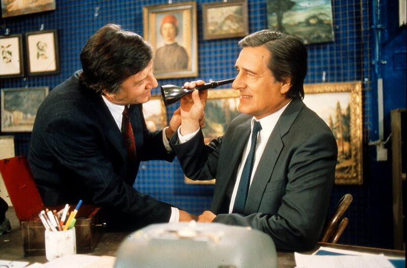 Schorschi Gruber (Hans Brenner, links) und Josef Haslbeck (Helmut Fischer). Der möchte ja gerne wieder mit seinem „Ilse-Hasi“ zusammenkommen. Nur, wie? Weiteres Bildmaterial finden Sie unter www.br-foto.de. – Bild: ARD Werbung/​BR