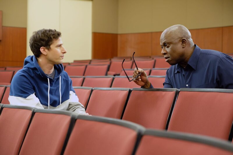 Jake Peralta (Andy Samberg, l.); Captain Ray Holt (André Braugher, r.) – Bild: John P. Fleenor /​ © 2019 UNIVERSAL TELEVISION LLC. All rights reserved. /​ John P. Fleenor