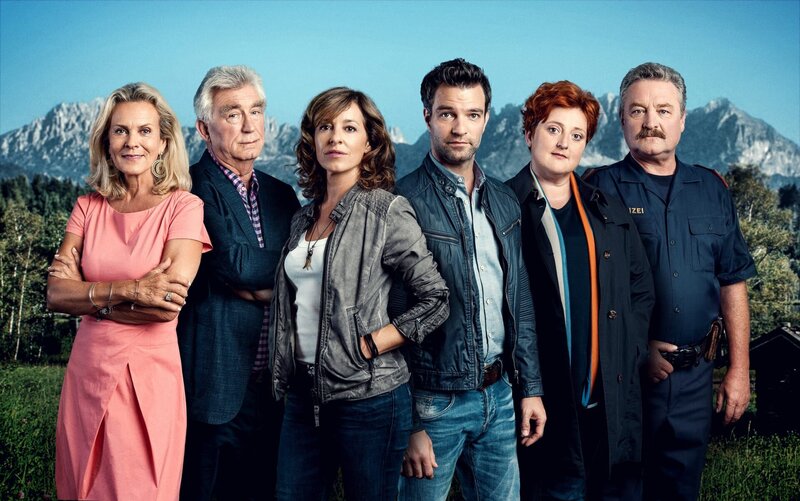 v.li.: Gräfin Schönberg  (Andrea L’Arronge), Hannes Kofler (Heinz Marecek), Nina Pokorny (Julia Cencig), Lukas Roither (Jakob Seeböck), Dr. Stefanie Löcker (Veronika Polly), Kroisleitner (Ferry Öllinger). – Bild: Stefanie Leo /​ ORF /​ Gebhardt Productions