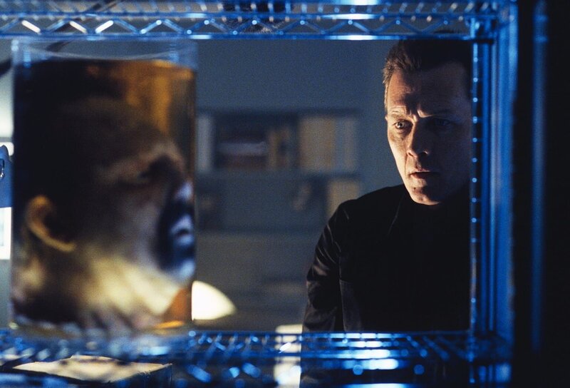 Als Doggett (Robert Patrick, r.) Dr. Parenti erneut aufsucht, findet er nur noch Parentis enthauptete Leiche. – Bild: Twentieth Century Fox Film Corporation