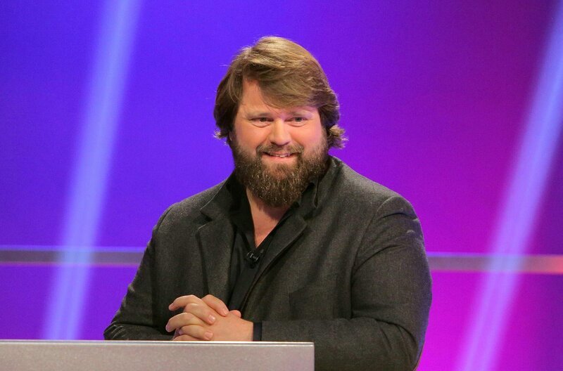 Moderator Florian Weber stellt in seinem SWR Wissensquiz „Meister des Alltags“ die Alltagstauglichkeit seiner prominenten Kandidaten auf die Probe. „Meister des Alltags“ spendet seinen Gewinn einem guten Zweck. Antoine Monot Jr. – Bild: SWR/​Peter A. Schmidt