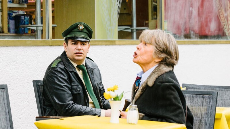 Riedl (Paul Sedlmeir, l.) ist beeindruckt von der resoluten Theresa Zaindl (Kathi Leitner, r.). – Bild: ARD/​TMG/​Emanuel A. Klempa