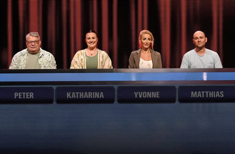 ARD GEFRAGT – GEJAGT FOLGE 909, „Alexander Bommes präsentiert beliebtes Quizformat“, am Montag (09.09.25) um 18:00 Uhr im ERSTEN. Aufzeichnung zum ARD-Quiz „Gefragt-Gejagt“  Die Kandidaten (v.l.n.r. am Panel): Peter Geller, Katharina Schwerke, Yvonne Fritz, Matthias Bischoff – Bild: ARD/​Uwe Ernst