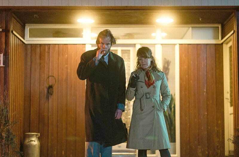 Freydis (Unnur Ösp Stefánsdóttir) und Einar (Guðjón Davið Karlsson) überlegen, aus der HG Seefang auszusteigen. – Bild: Asgeir Helgi Thrastarson/​Vesturport