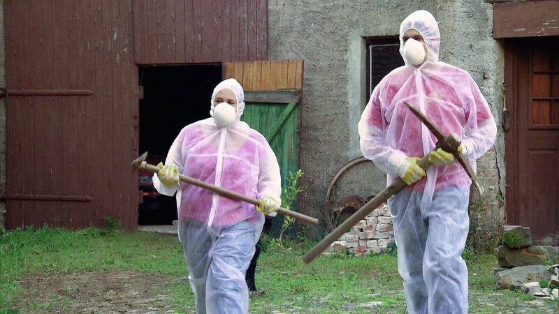 Richtig kritisch wird es, als Kirsten und Matthias im Wohnzimmer eine schockierende Entdeckung machen: Asbest! Um ihr Haus halten zu können, entschließen sich die beiden Geologen für eine gefährliche Lösung. – Bild: RTL II